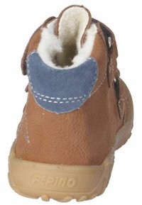 Botte en cuir marron avec un accent bleu au talon, surface texturée, doublure douce et semelle en caoutchouc, présentant un détail de logo à l'arrière.