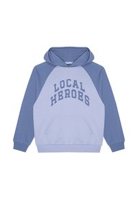 Hoodie z jasnoniebieskim korpusem i ciemnoniebieskimi rękawami raglanowymi. Na przodzie znajduje się napis "LOCAL HEROES" nadrukowany pogrubioną czcionką. Posiada kieszeń z przodu.