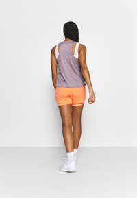 Nike Performance Träningsshorts - coral