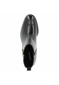 Botín negro hasta el tobillo con un acabado de cuero suave, que presenta una cremallera lateral y accesorios en tono dorado, puntera redonda y un leve tacón.