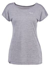 Světlé šedé tričko s krátkým rukávem vyrobené z měkké, texturované látky, které má jemné logo na hrudi a volný střih.