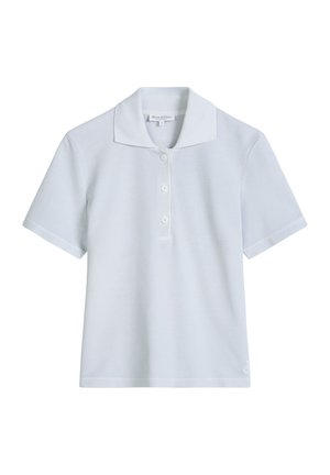 Biała koszulka polo z krótkim rękawem, trzema guzikami i ostrym kołnierzykiem, przedstawiona na jednolitym białym tle.