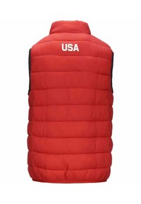 Gilet in puff rosso con colletto alto, dotato di sezioni trapuntate orizzontali e testo bianco "USA" sul retro. Sides neri di accento.