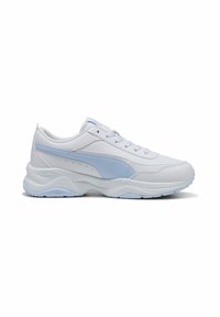 Sneaker bianche in pelle con accenti blu chiaro, punta arrotondata, suola piatta e texture sottile. Presentano chiusura con lacci e dettagli di marca.