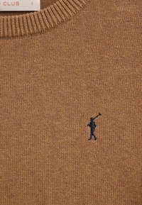 Brązowy sweter dziany z prążkowanym kołnierzem, z małym, ciemnoniebieskim wyszywanym logo w kształcie postaci na piersi. Casualowy design z teksturowanym wykończeniem.