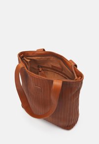 Hnědá kožená taška přes rameno s vertikálním žebrováním, otevřeným horním okrajem, vnitřní kapsou na zip a krátkými ramenními popruhy.