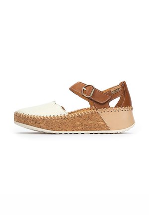 Zapato de cuero marrón y lona blanca con suela de corcho en cuña, correa ajustable con hebilla y acentos de costura a lo largo del borde superior.
