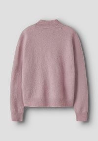 Pull en tricot rose avec un col montant à côtes, des épaules tombantes et des poignets et un ourlet côtelés. Fini doux et texturé.