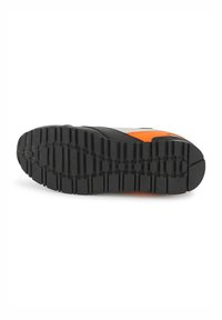 Semelle de chaussure de sport en caoutchouc noir texturé avec des rainures profondes, accentuée par un design supérieur orange et gris.