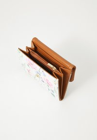 Portefeuille en faux cuir marron avec un extérieur en tissu à motifs floraux. Dispose de plusieurs compartiments et d'une section zippée pour un rangement sécurisé.
