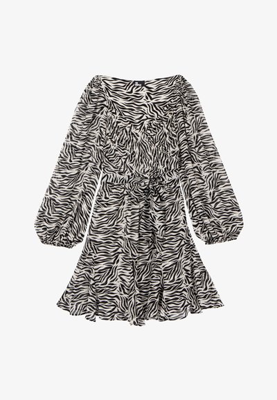 Vestido de manga larga con estampado de cebra en blanco y negro, mangas abullonadas, escote cuadrado, cintura entallada y falda acampanada.