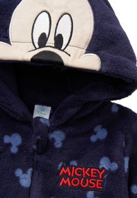Felpa con cappuccio per neonato blu navy con faccia di Mickey Mouse ricamata sul cappuccio, sagome di Mickey in azzurro chiaro e scritta "Mickey Mouse" in rosso sul petto.