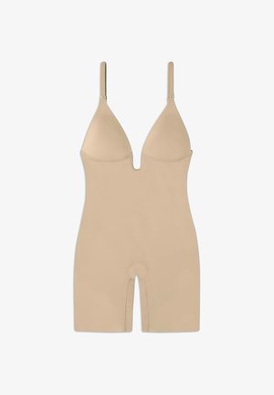Body shaper beige con scollo a V, spalline regolabili e lunghezza a metà coscia. Presenta un'apertura al centro e fondo aperto. Texture liscia.