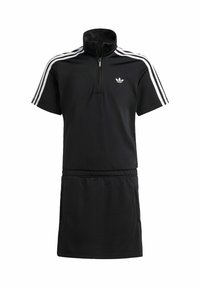 Czarna sportowa sukienka z wysokim kołnierzem, krótkimi rękawami, białym wzorem w trzy paski na ramionach, zamek błyskawiczny oraz bocznymi kieszeniami.