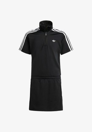 Czarna sportowa sukienka z wysokim kołnierzem, krótkimi rękawami, białym wzorem w trzy paski na ramionach, zamek błyskawiczny oraz bocznymi kieszeniami.