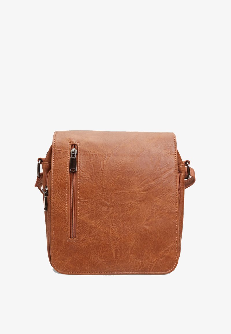 Bolso bandolera de imitación cuero marrón con un acabado texturizado, que cuenta con un bolsillo frontal con cremallera y una correa para el hombro ajustable.