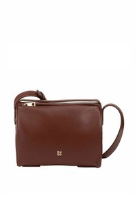 Borsa a spalla in pelle marrone con un design rettangolare elegante, chiusura a zip, dettaglio del logo dorato e tracolla regolabile. Superficie testurizzata.