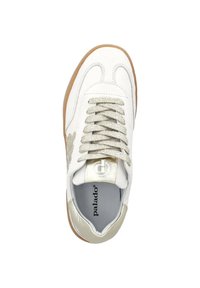 Sneaker bianca con accenti argento e lacci testurizzati. Presenta una parte superiore liscia, soletta grigia imbottita e una suola in gomma marrone chiaro.