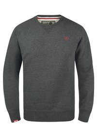 Grijze sweatshirt in een zachte textuur met een V-hals ontwerp. Heeft rode geborduurde logo en gestreepte binnenkraag. Ribgebreide manchetten en zoom.