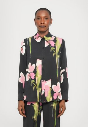 Svart skjorta med knappar och blommigt mönster som har rosa och gröna detaljer; långärmad med spetsig krage, gjord av smidig tyg.