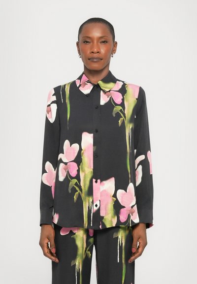 Schwarzes Hemd mit Knopfleiste und floralem Muster in Pink- und Grüntönen; mit langen Ärmeln und spitzem Kragen, aus glattem Stoff gefertigt.