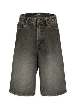 Shorts in denim sbiadito di nero con un aspetto leggermente logoro, dotati di chiusura a bottone, passanti per cintura e tasche anteriori.