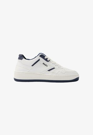 Adidași din piele albă cu accente bleumarin, detalii texturate, talpă groasă și vârf rotund. Prezentă închidere cu șireturi și perforații pe partea superioară.