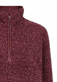 Bordeauxkleurige fleece trui met een hoge kraag en een halve rits, voorzien van een gestructureerd, krullend stoffenpatroon.