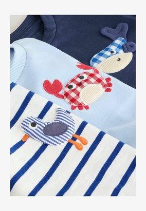 Drie kinder T-shirts van katoen. Ze hebben marineblauwe, lichtblauwe en witte strepen en geborduurde ontwerpen van een krab, een vis en een vogel.