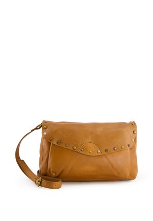 Sac à main en cuir de couleur beige avec un rabat, décoré de clous en métal, et une bandoulière amovible. Texture lisse et bords arrondis.