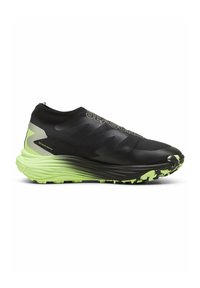 Fekete futócipő, textúrált felsőrészsel, zöld talppal és mintával az alján. Slip-on kialakítással rendelkezik, oldalán márkajellel.