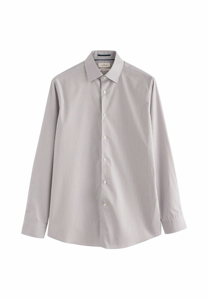 Chemise à manches longues pour homme en gris clair avec de fines rayures verticales. Présente un col pointu et des boutons blancs, fabriquée en tissu doux.