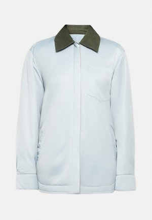 Veste bleu clair en tissu lisse avec un col en velours côtelé vert foncé, une poche poitrine et des poignets à bouton. Design simple et moderne.