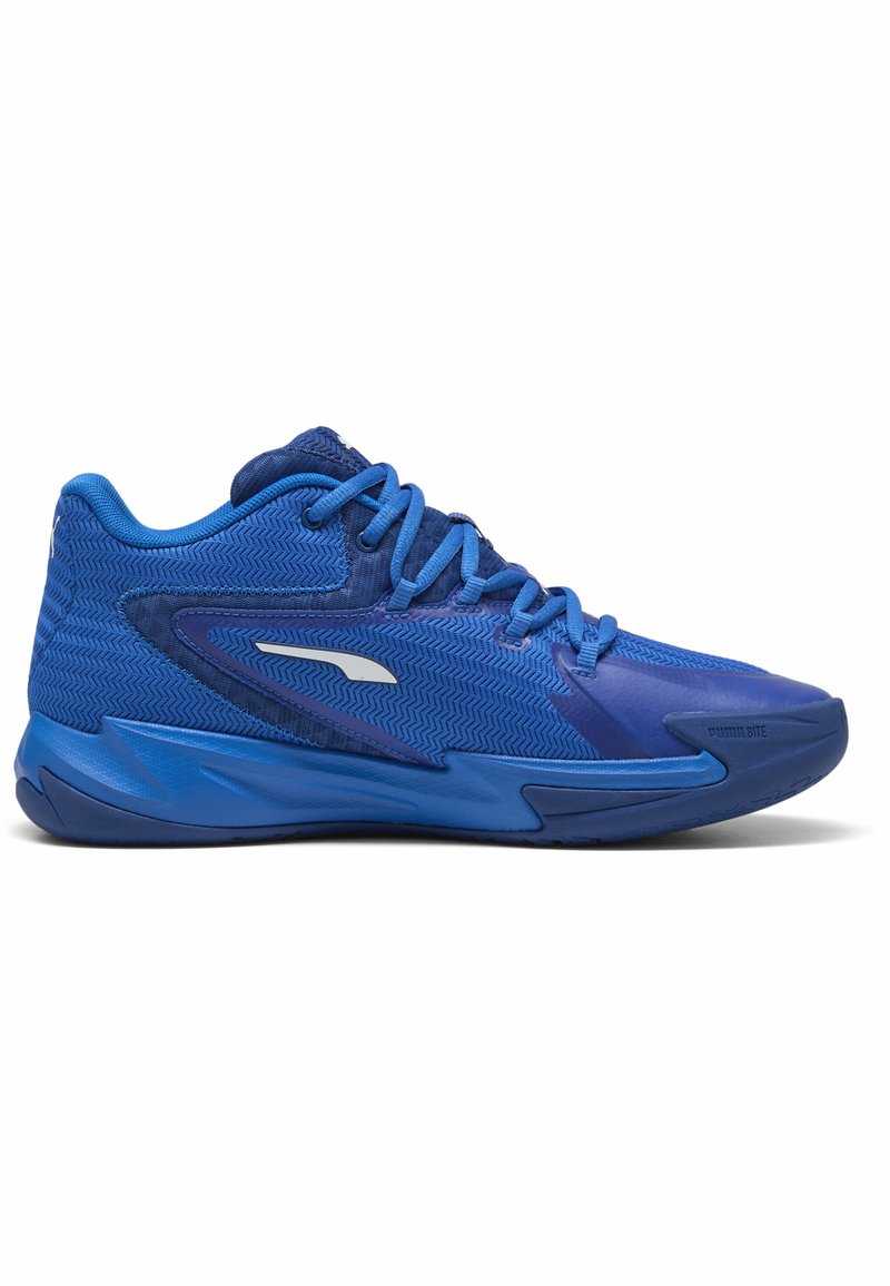 Scarpe da ginnastica blu con una tomaia in rete testurizzata, motivo a zigzag e una suola ammortizzata con un logo prominente sul lato.