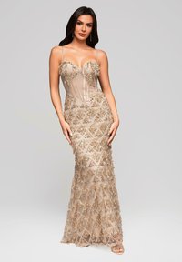Bodenlanges, perlenbesetztes Kleid in Nude, mit dünnen Trägern, herzförmigem Ausschnitt und einem Diamantmuster mit Fransenverzierungen.
