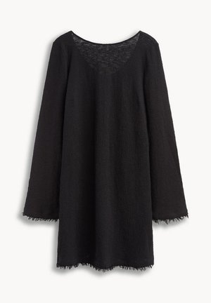 Czarna, teksturowana sukienka z długim rękawem, z surowymi krawędziami mankietów i dołu, z szerokim, zaokrąglonym dekoltem i luźnym krojem.
