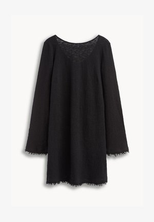 Czarna, teksturowana sukienka z długim rękawem, z surowymi krawędziami mankietów i dołu, z szerokim, zaokrąglonym dekoltem i luźnym krojem.