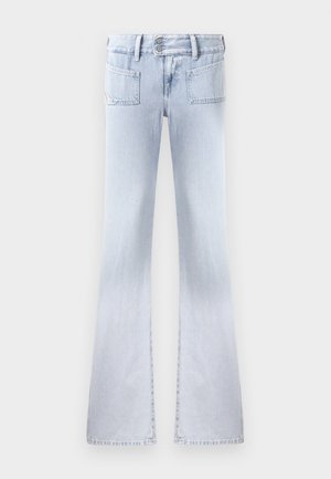 Jeans de mezclilla azul claro en corte acampanado con dos bolsillos traseros, cintura alta y acabado desgastado. Presenta un cierre de doble botón y presillas para cinturón.
