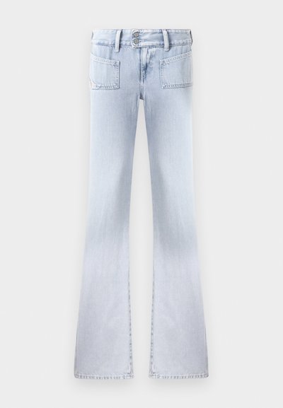 Jean flare en denim bleu clair avec deux poches arrière, taille haute et finition délavée. Dispose d'une fermeture à double bouton et de passants de ceinture.