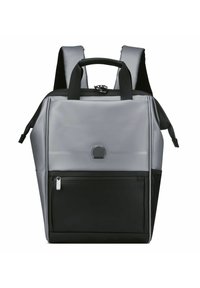 Zaino grigio con accenti neri, realizzato in materiale impermeabile, dotato di una tasca anteriore con zip, spallacci imbottiti e una maniglia superiore.