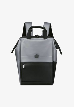 Mochila gris con acentos negros, fabricada en material impermeable, que cuenta con un bolsillo frontal con cremallera, correas acolchadas y un asa superior.