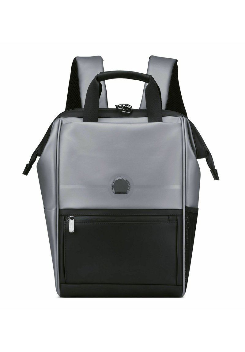 Zaino grigio con accenti neri, realizzato in materiale impermeabile, dotato di una tasca anteriore con zip, spallacci imbottiti e una maniglia superiore.