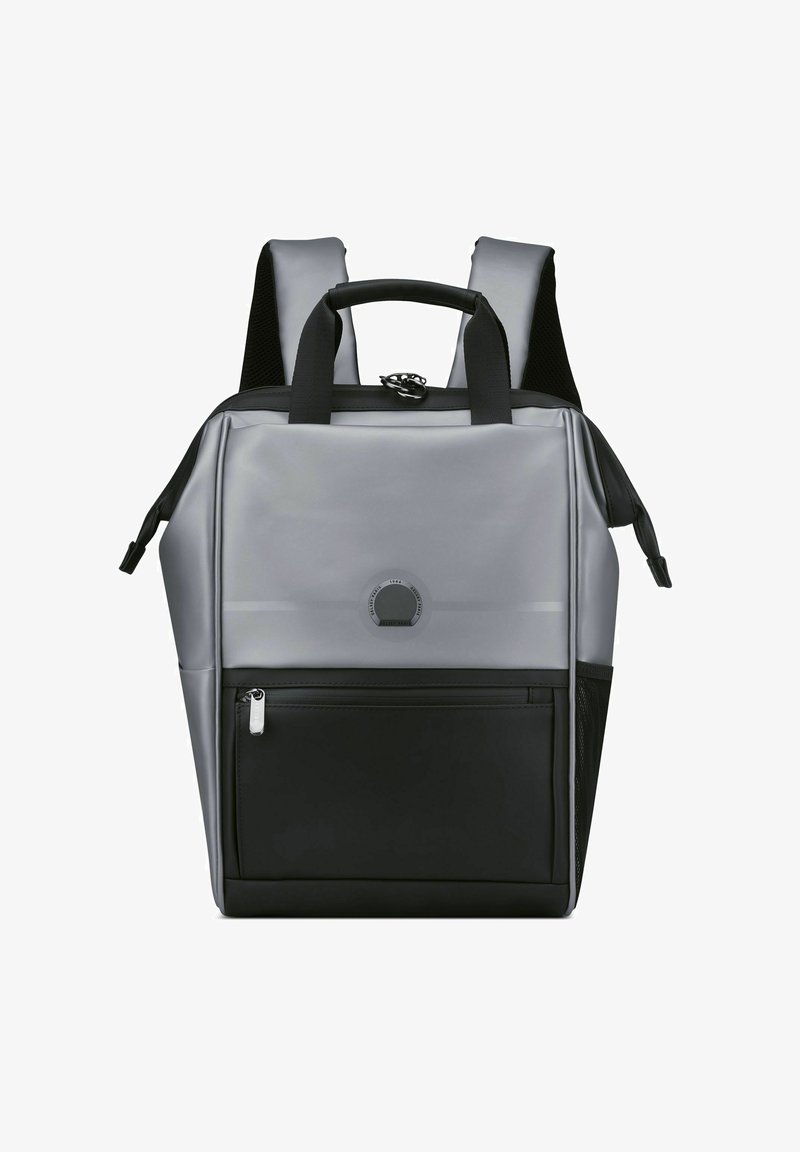 Zaino grigio con accenti neri, realizzato in materiale impermeabile, dotato di una tasca anteriore con zip, spallacci imbottiti e una maniglia superiore.