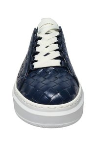 Sneaker in pelle blu con texture intrecciata, suola in gomma bianca e lacci bianchi. Presenta un logo dorato sulla linguetta e un'imbottitura spessa.