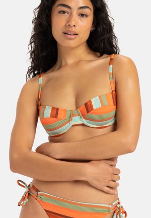 Gestreepte bikini in oranje, turquoise en groen; heeft een gestructureerde top met beugel en verstelbare zijbanden.