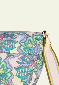 Borsa in tessuto multicolore con un motivo floreale in tonalità di verde, rosa e blu. Include una tracolla decorata e dettagliata con chiusura a zip.