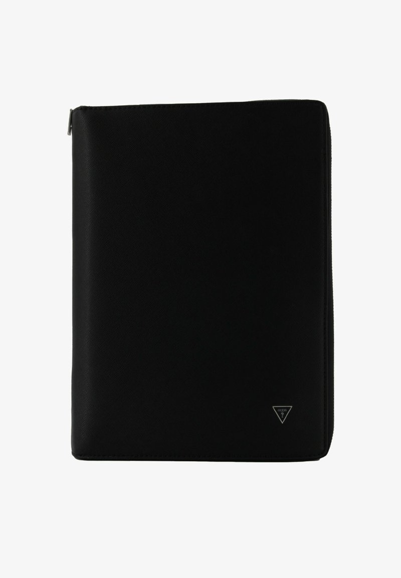 Raccoglitore con cerniera nera realizzato in materiale sintetico testurizzato. Presenta un piccolo logo argentato nell'angolo in basso a destra. Forma rettangolare.