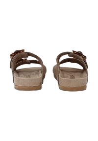 Sandali in suede marrone con due cinturini regolabili e una fibbia decorativa. La suola piatta in gomma offre stabilità e comfort.