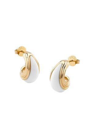 Boucles d'oreilles clous en forme de goutte d'or et de blanc avec un design lisse et courbé et « GUESS » gravé sur les montures arrière.