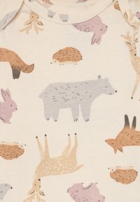 Miękka beżowa tkanina z prostymi ilustracjami szarego misia, brązowego jelenia, fioletowego królika, brązowego lisa i małych jeży.